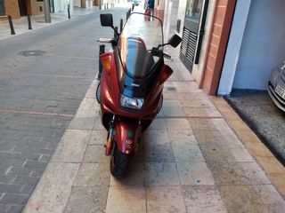 Moto Yamaha 250cc. Mayestic Color rojo.
