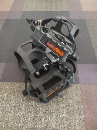 PEDALES DE PVC CON SUJECCION.