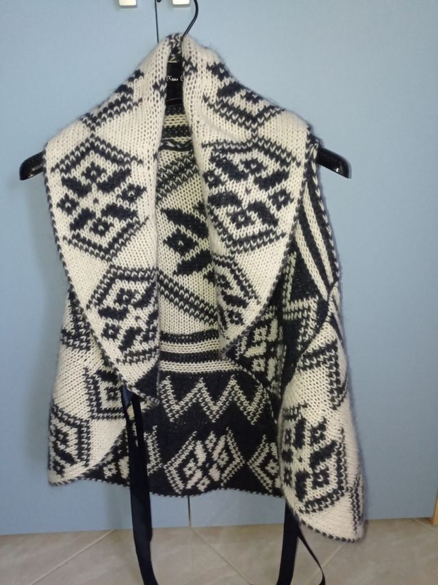 Cardigan smanicato misto lana e mohair