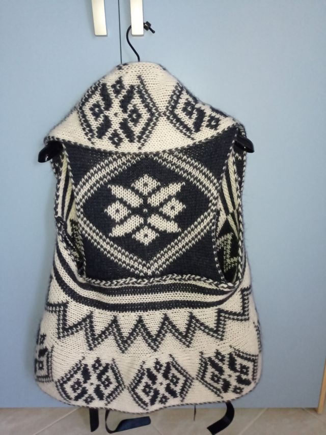 Cardigan smanicato misto lana e mohair