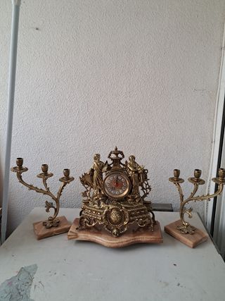 Reloj y candelabros