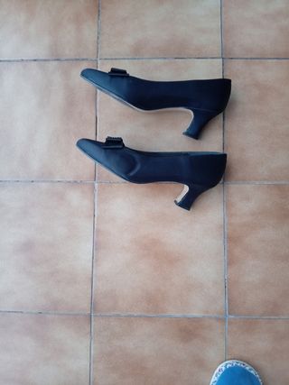 Zapatos de tacón negro raso