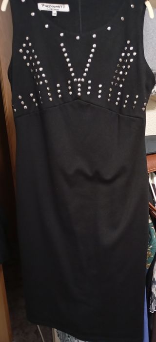 Vestido negro con tachuelas 