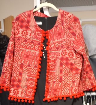 Vestido negro con tachuelas 