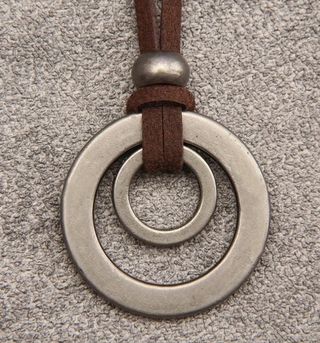 Colgante con cuerda de franela