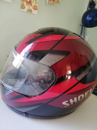 Casco moto Shoei.