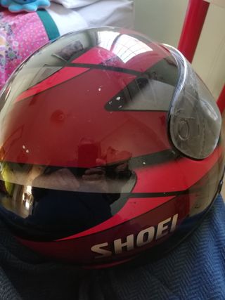Casco moto Shoei.