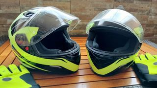 Lote dos cascos más guantes 