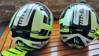 Lote dos cascos más guantes 