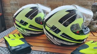 Lote dos cascos más guantes 
