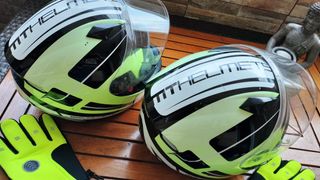 Lote dos cascos más guantes 
