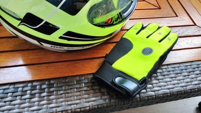 Lote dos cascos más guantes