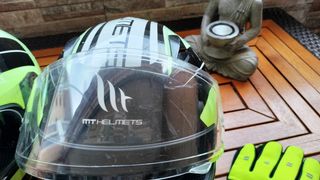 Lote dos cascos más guantes 