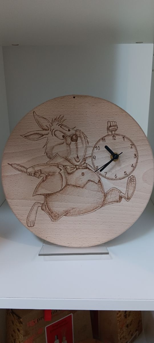 Orologio pirografato con Bianconiglio