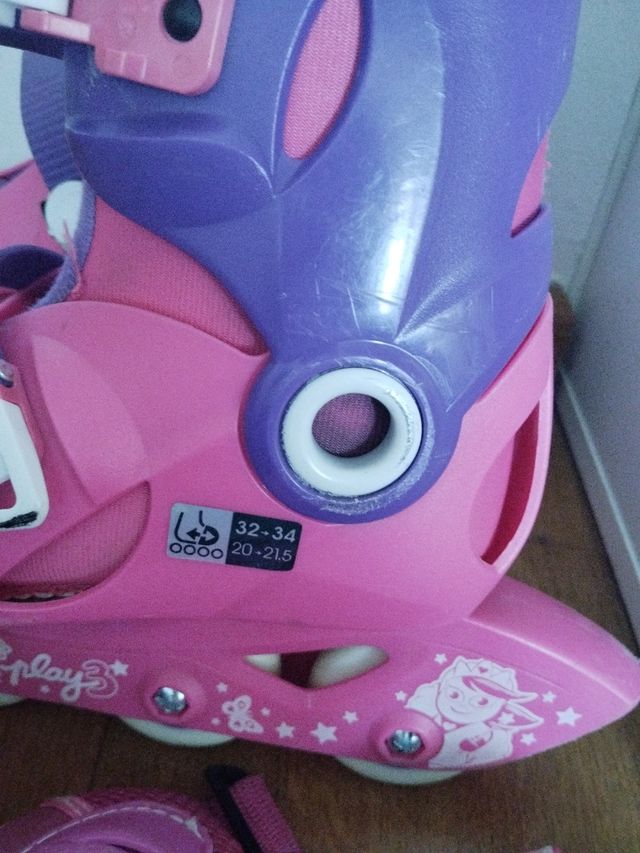 Patines, casco y equipaje para patinar