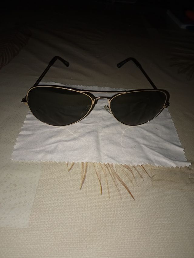 Gafas de hombre de sol en perfecto uso