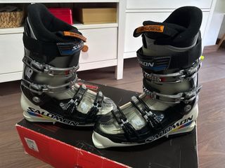 Botas y casco para esquiar