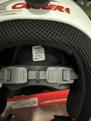 Botas y casco para esquiar
