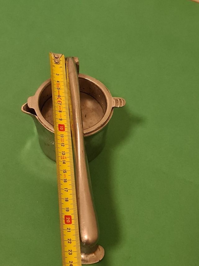 Antiguo exprimidor o prensa de mano