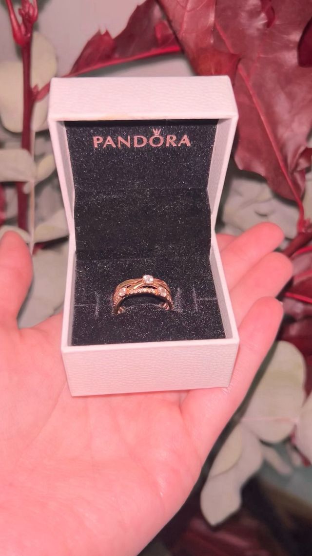 Anillo Alianza Triple Brillantes Pandora Oro rosa