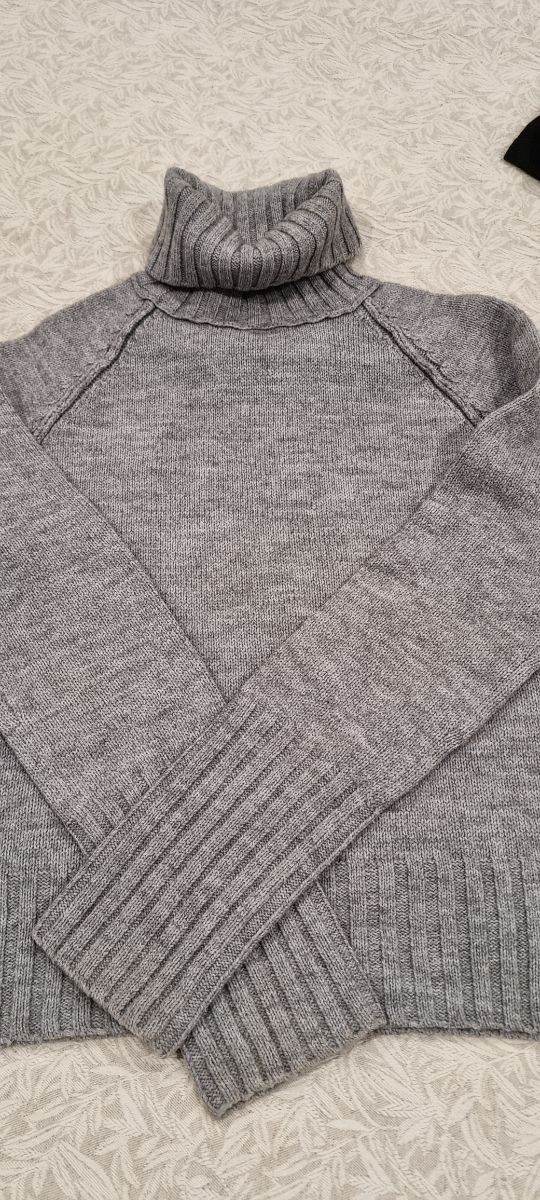 Jersey cuello vuelto gris de Mango.