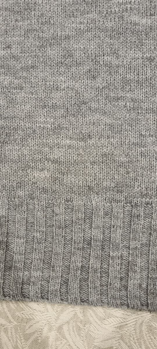 Jersey cuello vuelto gris de Mango.