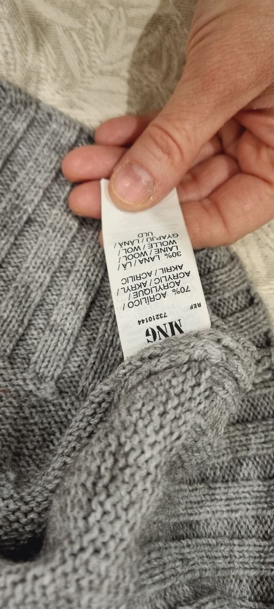 Jersey cuello vuelto gris de Mango.