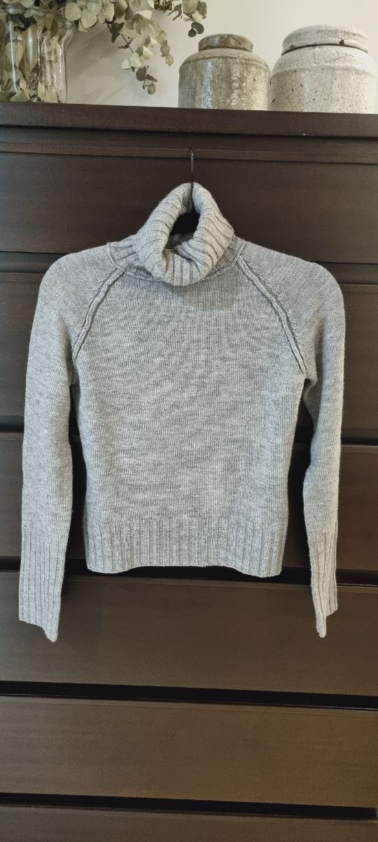 Jersey cuello vuelto gris de Mango.