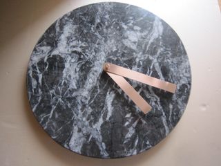 orologio da parete in marmo e lancette color rame