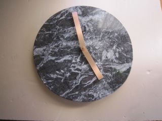 orologio da parete in marmo e lancette color rame
