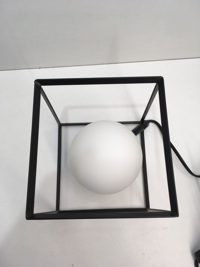 Lampada tavolo cubo nero