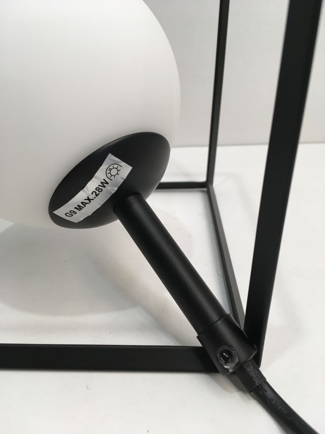 Lampada tavolo cubo nero