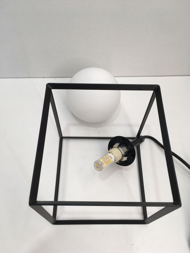 Lampada tavolo cubo nero