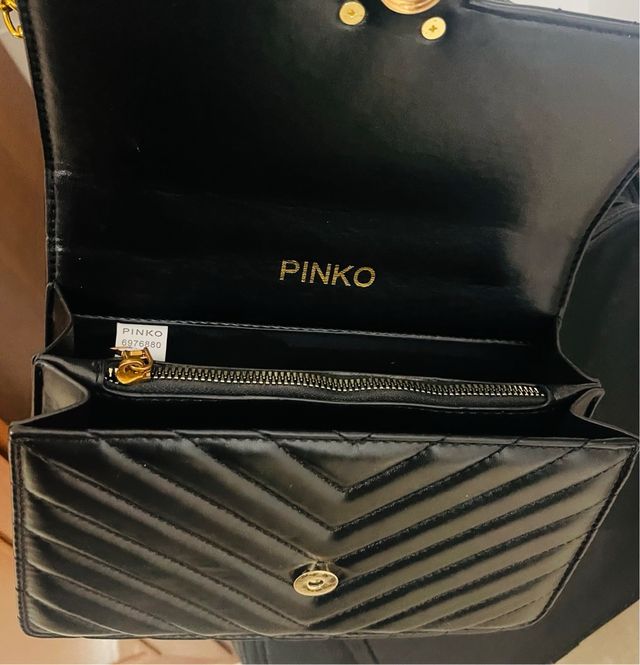 Bandolera de piel sintética color negro.