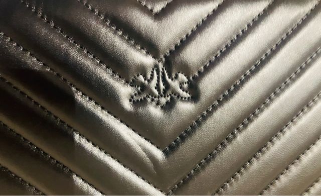 Bandolera de piel sintética color negro.