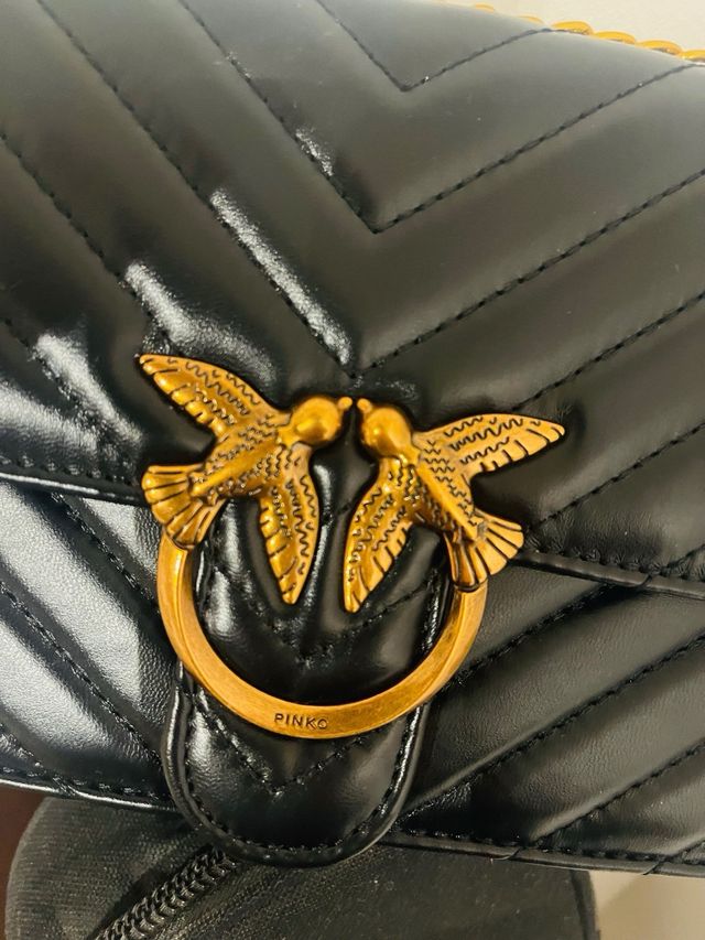 Bandolera de piel sintética color negro.