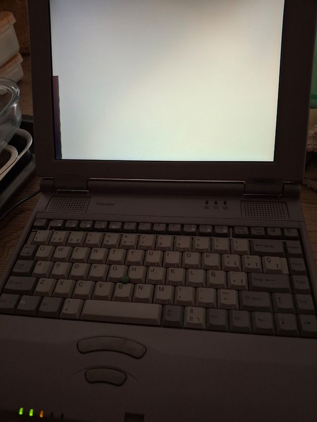 Ordenador Toshiba 300CDS vintage