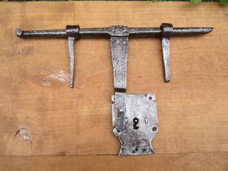 Cerrojo antiguo cincelado, forja s. XVII.