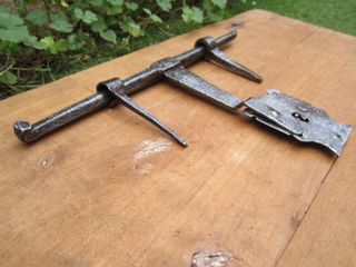 Cerrojo antiguo cincelado, forja s. XVII.