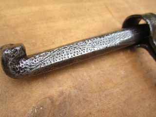 Cerrojo antiguo cincelado, forja s. XVII.