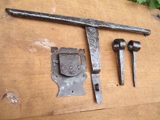 Cerrojo antiguo cincelado, forja s. XVII.
