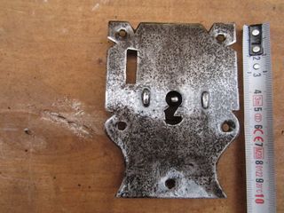 Cerrojo antiguo cincelado, forja s. XVII.