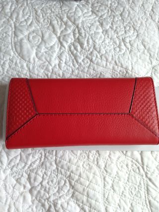 Cartera roja de Purificación García