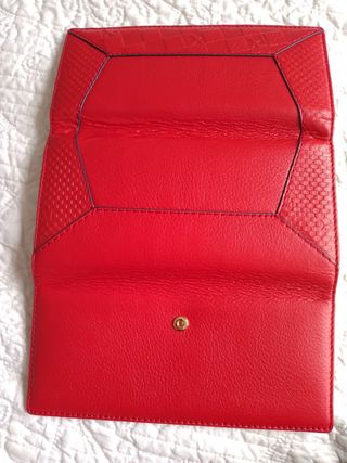 Cartera roja de Purificación García