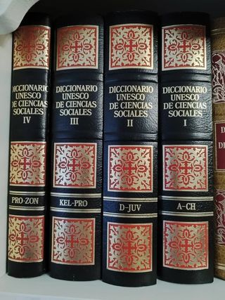 Vendo colección 17 diccionarios Larousse Agostini.