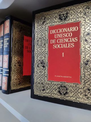 Vendo colección 17 diccionarios Larousse Agostini.