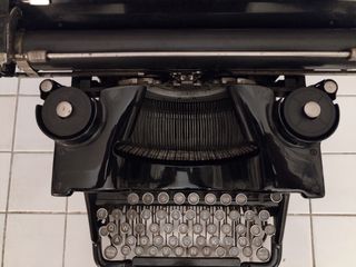 Maquina de escribir antigua