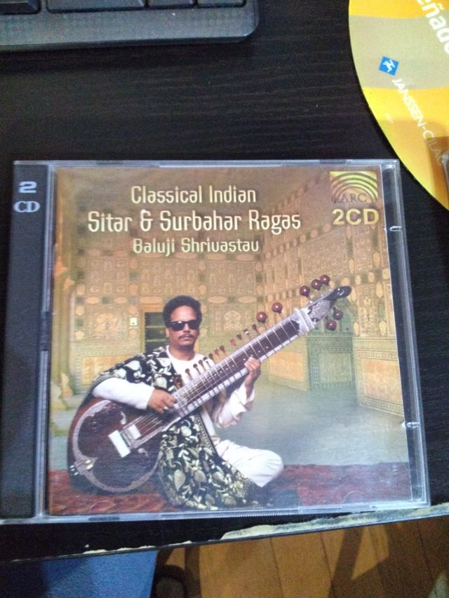 4 CDs y 2 DvD de musica indu