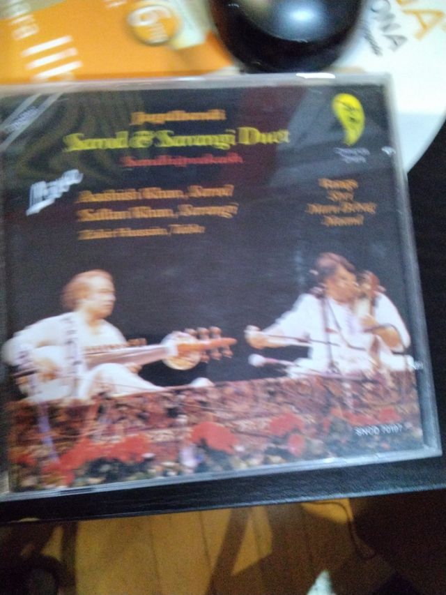 4 CDs y 2 DvD de musica indu