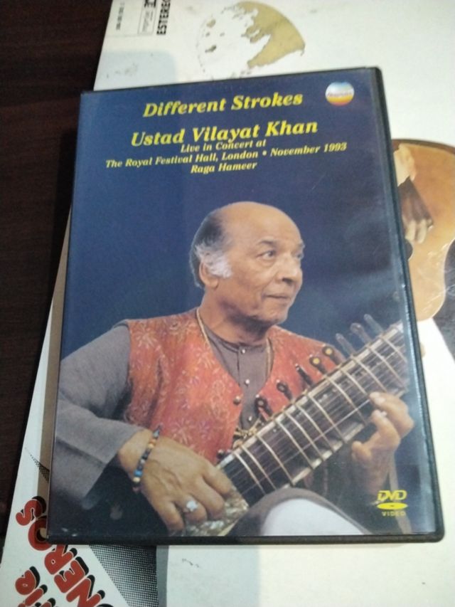 4 CDs y 2 DvD de musica indu